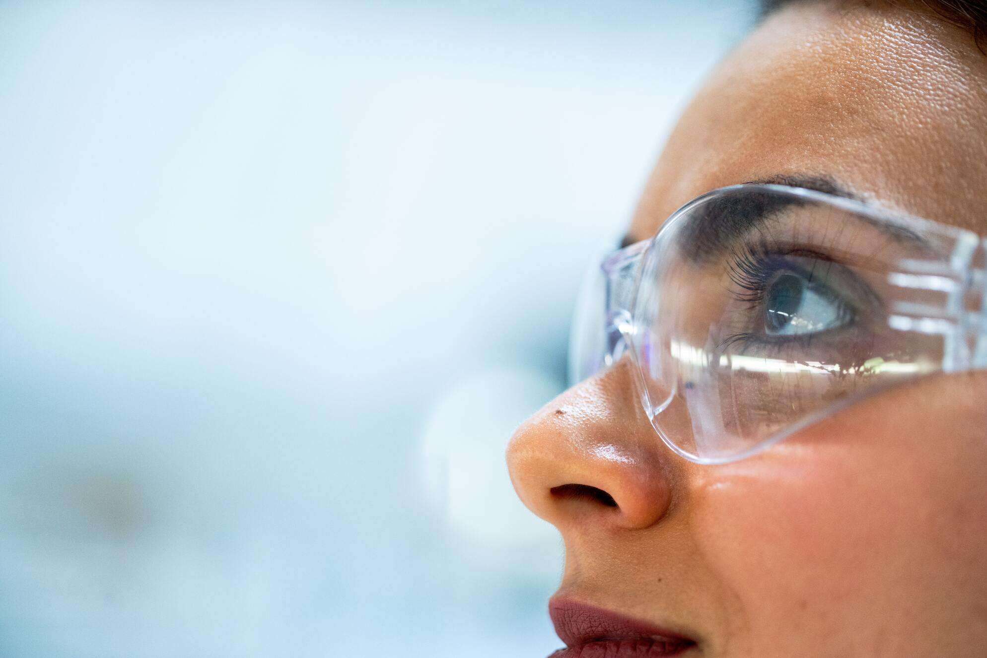 Safety Glasses: what are they for and their impact on productivity article cover picture